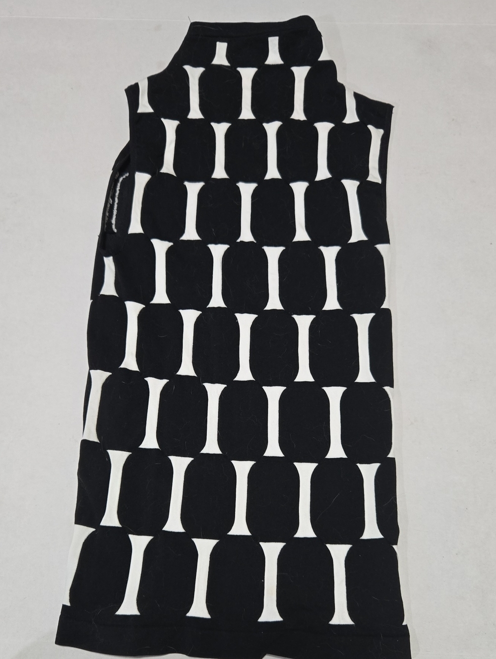 bebe Sleeveless Black & White Mockneck Top With Geometric Print, P/S.